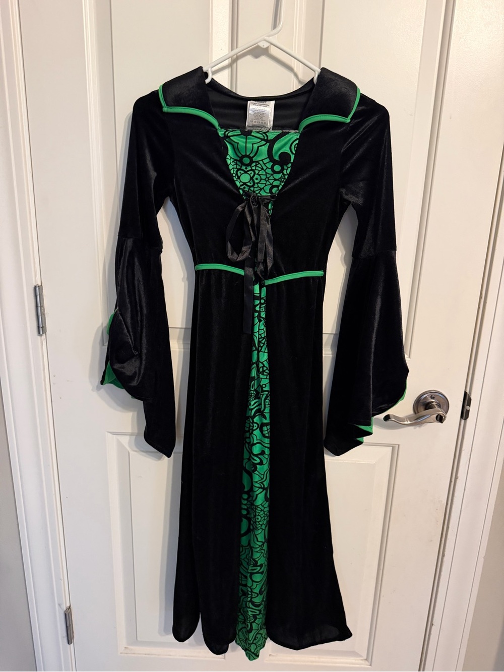 Black and Green Medieval-Inspired Girl’s Witch Costume